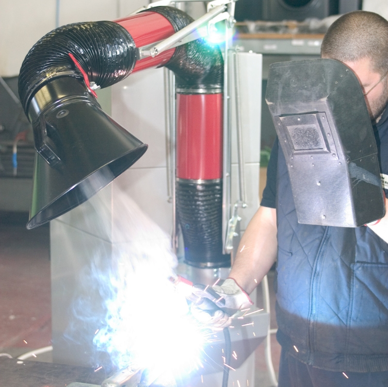 PULSATRON COMPACT™ MINI – kompaktowy odpylacz patronowy do pyłów i dymów, idealny do ciasnych przestrzeni i wydajnej filtracji w procesach przemysłowych. filtr patronowy pulsatron compact mini hf group